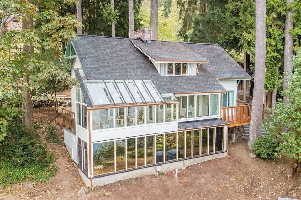 Floor to ceiling windows from main living space to maximize water views.