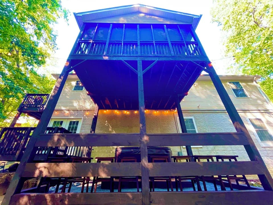Back of the Ravine. Hot tub, bar sitting for 8 guests, fire pit &12ft Trampoline