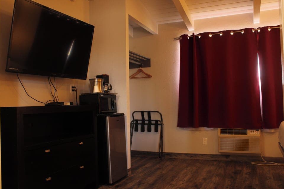 Standard Studio Suite | Desk, iron/ironing board, free WiFi, bed sheets