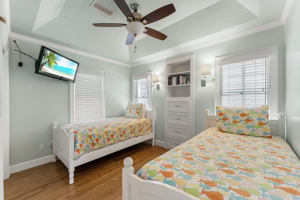 Guest Room w/ Twin Beds