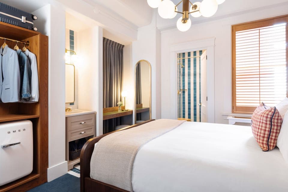 Standard Room, 1 Queen Bed (The Queen) | Frette Italian sheets, premium bedding, minibar, in-room safe