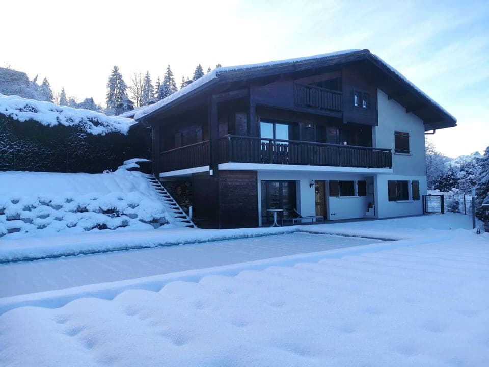 Sky, Cloud, Snow, Property, Window, Building, Tree, Slope, House, Freezing