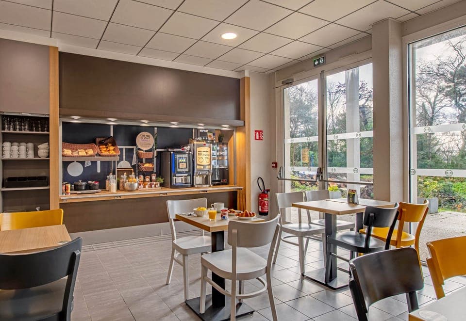 Daily buffet breakfast for a fee