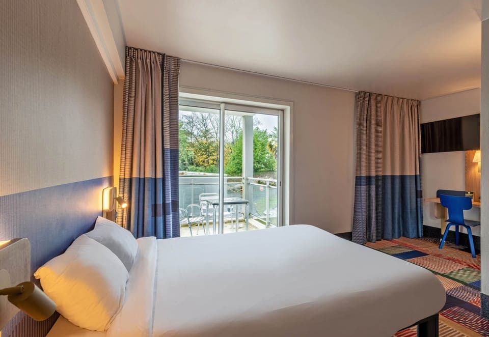 Premium bedding, desk, blackout drapes, soundproofing