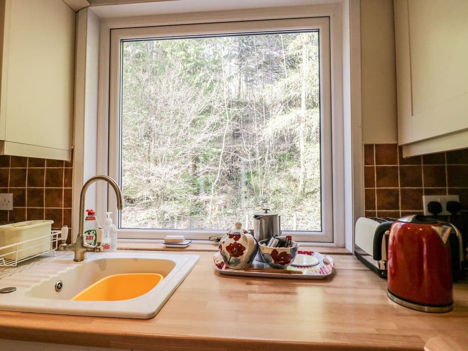Cottage | Private kitchen | Fridge, dishwasher, electric kettle, toaster