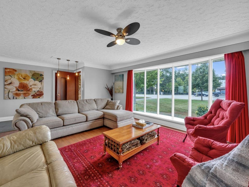 Spacious living room