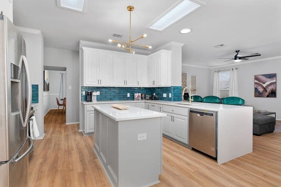 This kitchen has everything you need to make a delicious meal. Great for entertaining or sharing with family and friends. Everything is in working order and well-maintained.