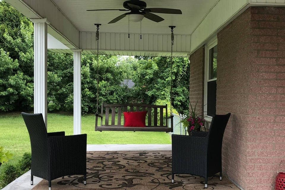 Beautiful, quiet setting away from the street. Centrally located with easy access to Fort Knox, Elizabethtown, and I-65.