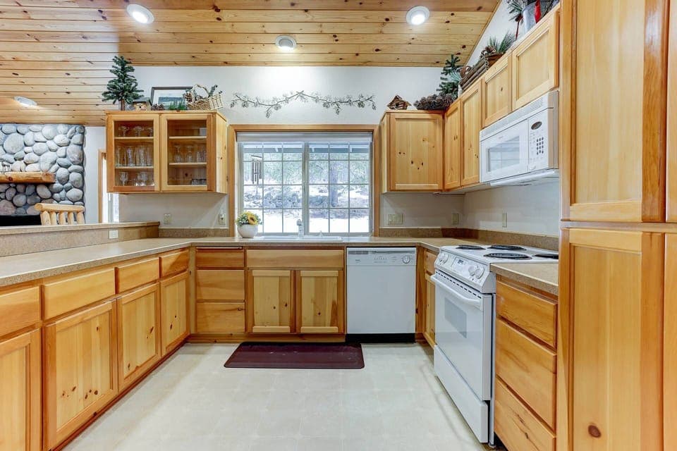 Cook a delicious meal in this fabulous kitchen.