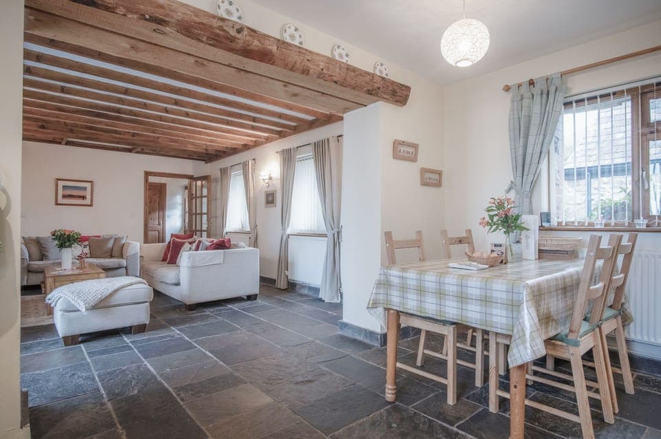 Luxury Cottage | Private kitchen | Full-size fridge, microwave, oven, dishwasher