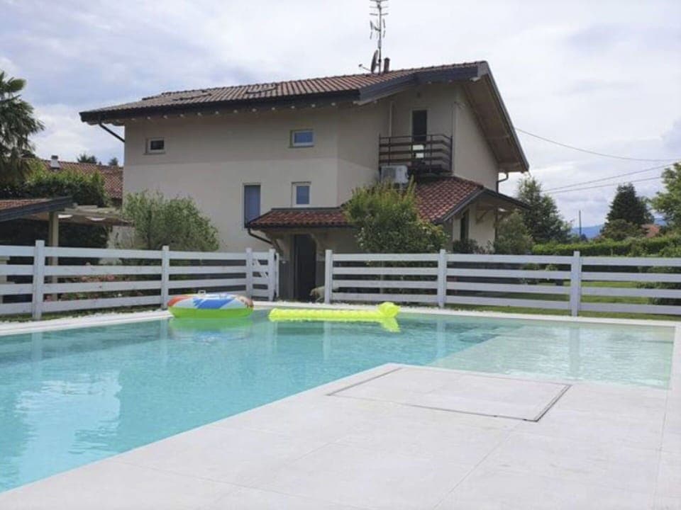 Water, Building, Sky, Cloud, Plant, Window, Swimming Pool, House, Tree, Shade