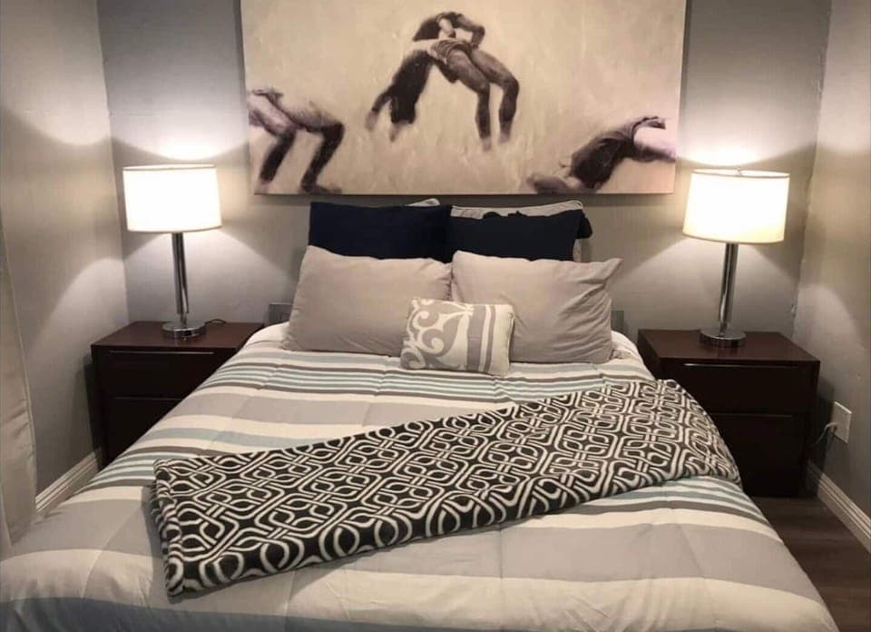 Welcome to your Downtown San Diego 200 sq ft (1ba) STUDIO w/ Kitchenette, Wifi and parking for (1) vehicle.  Includes (1) Queen bed & (1) sofa bed as well as a ROKU Smart TV