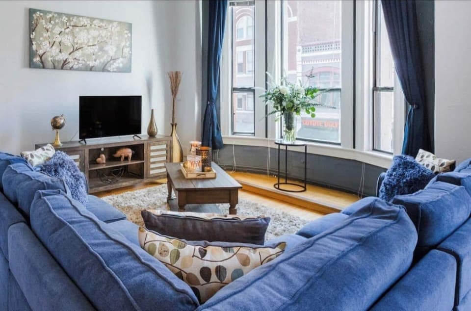 Welcome to your Downtown San Diego 700 sq ft (1bd/1ba) unit with high ceilings, strong Wifi and parking for (1) vehicle.  There are a total of (3) beds.  Sit back and relax in the living room area that includes (1) Queen Bed & (1) Sofa Bed and is int