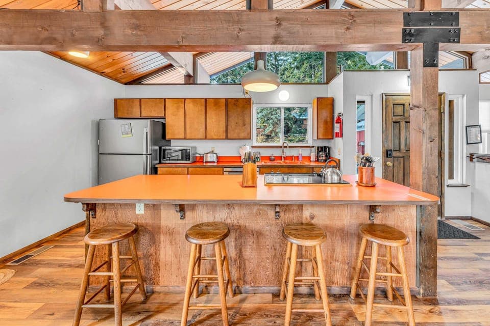 Kitchen: Well-equipped kitchen, drip coffee maker, Crockpot, blender, kitchen bar with 4 bar stools 
