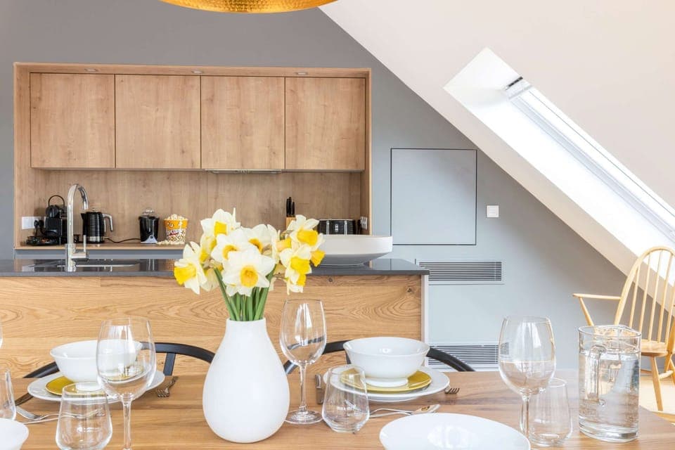 Fully equipped kitchen packed with Siemens and Bosch Appliances