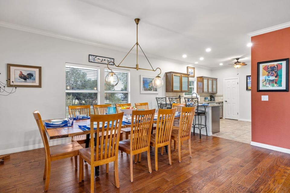 Dining Area with Seating for 10 Diners