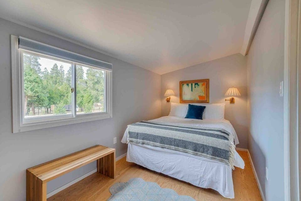 Bedroom with queen size bed