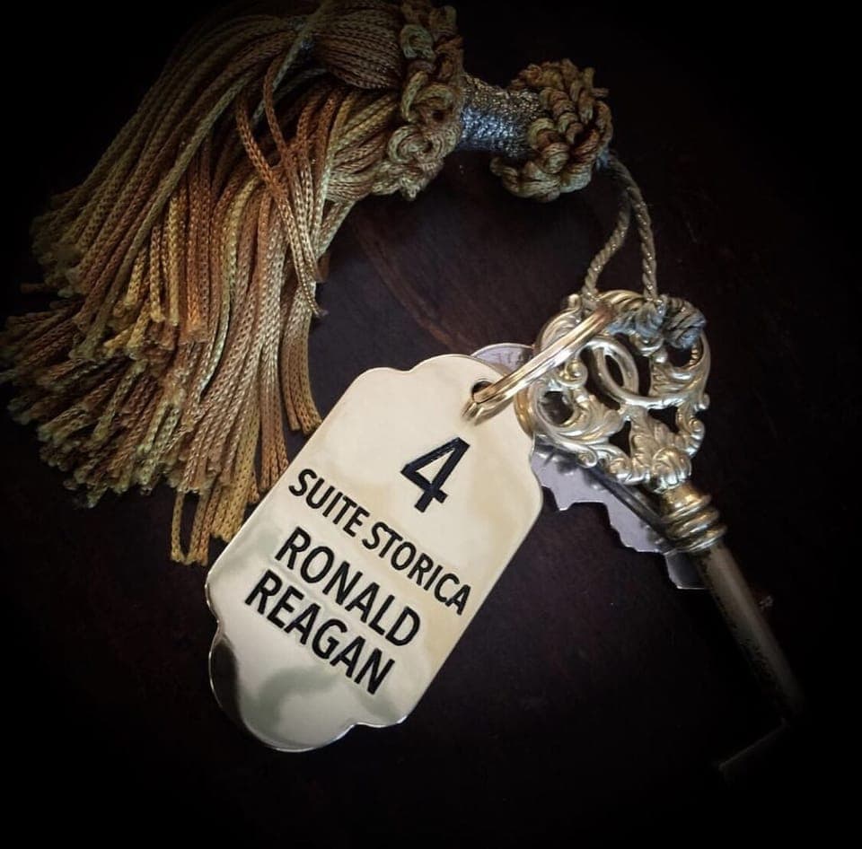 Villa (Suite Villa Ronald Reagan) | Minibar, in-room safe, desk, laptop workspace