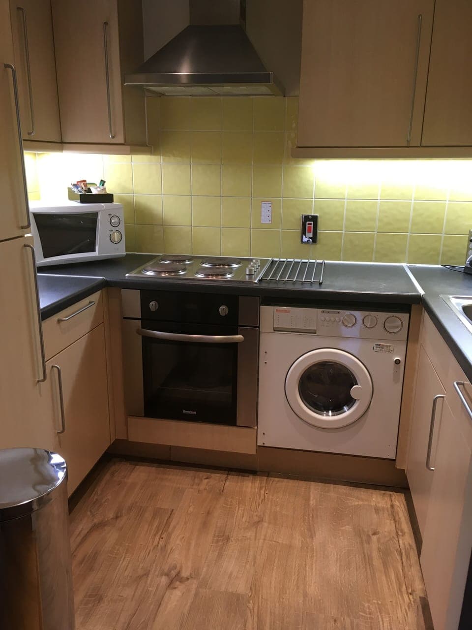 Full-size fridge, microwave, oven, stovetop