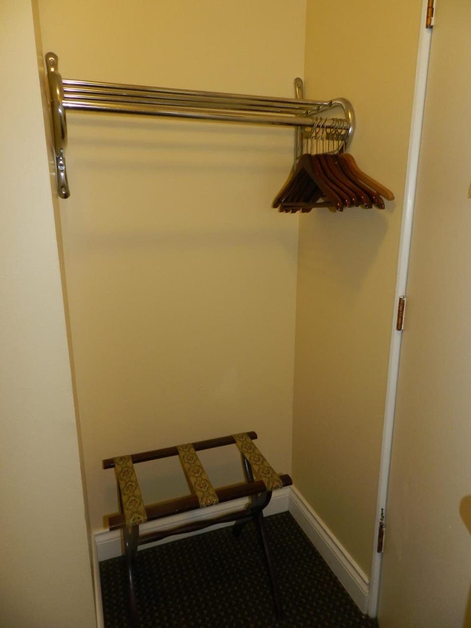 Premium bedding, desk, iron/ironing board, free WiFi