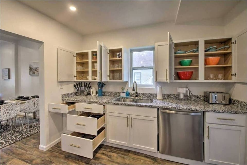 Fully Loaded Kitchen| Airfryer || crockpot || complete Knife set|| Toaster || Pots || Ice Maker |  all the Kitchen essentials  