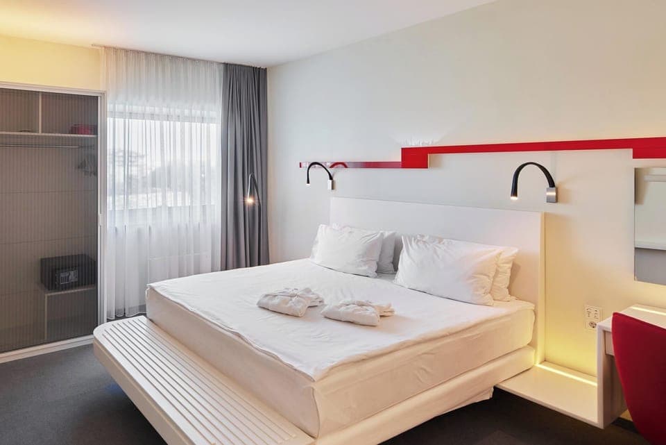 Suite, 1 King Bed (Additional Living Area) | Premium bedding, minibar, desk, soundproofing