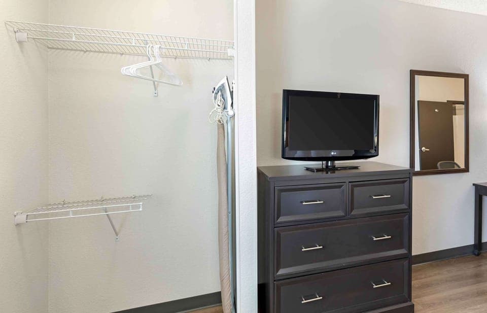 Studio, 1 King Bed, Non Smoking | Desk, iron/ironing board, free WiFi