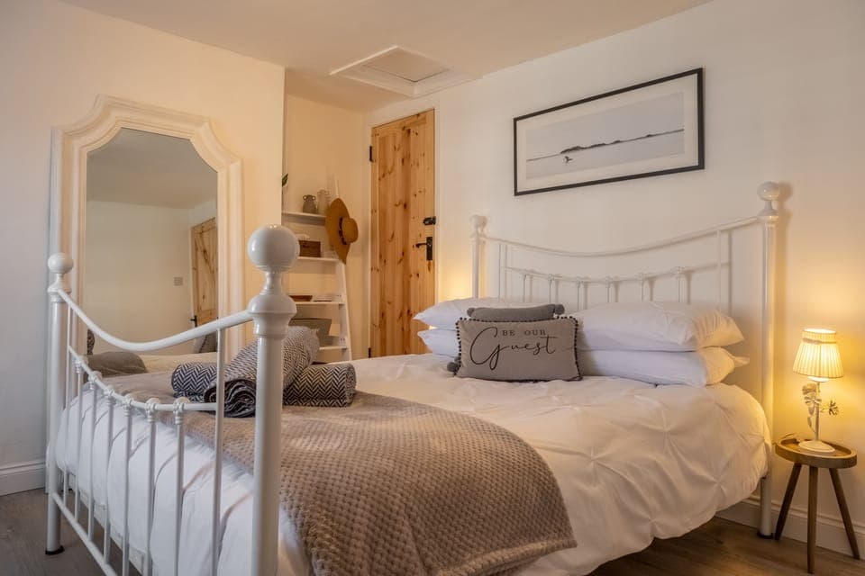 Eden Cottage, Wells-next-the-Sea: An inviting master bedroom awaits