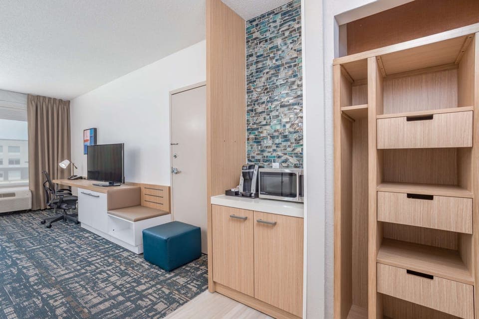 Deluxe Room, 1 King Bed, Accessible, Bathtub (Mobility & Hearing) | Hypo-allergenic bedding, in-room safe, desk, laptop workspace