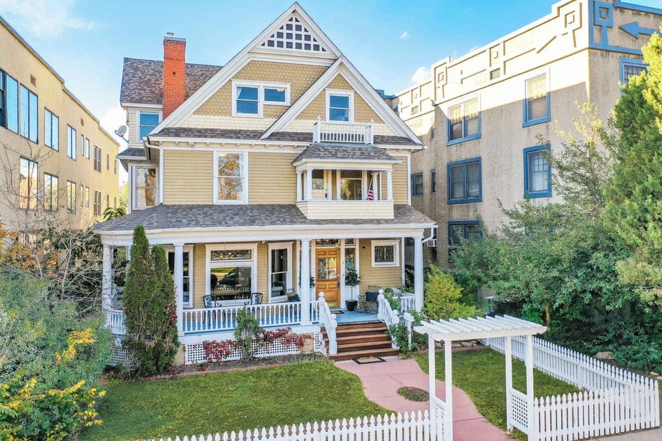 Welcome to our extraordinary Airbnb! Tailored with you in mind, it offers a splendid atmosphere adorned with lush greenery. This modern abode boasts both a roomy front yard and backyard, ideal for all your vacation pursuits.