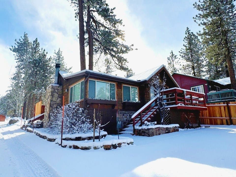 Snow covered Big Bear Cool Cabins, Boulder Pines