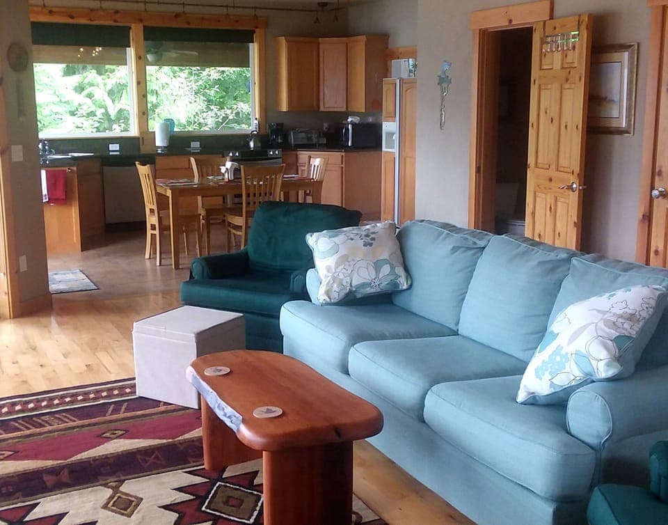 Open living room and Kitchen / Dining area