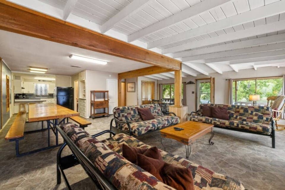 f6b5409a-6143-4e54-b175-faf6961bc818