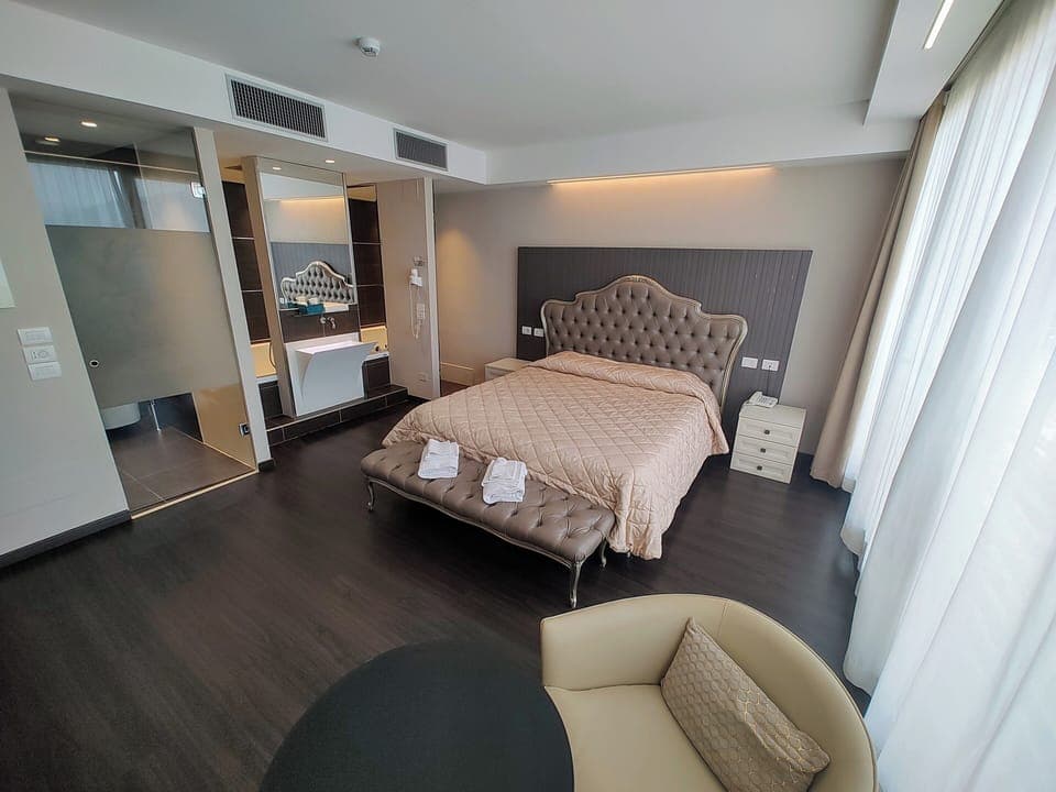 Junior Suite | Hypo-allergenic bedding, pillowtop beds, minibar, in-room safe