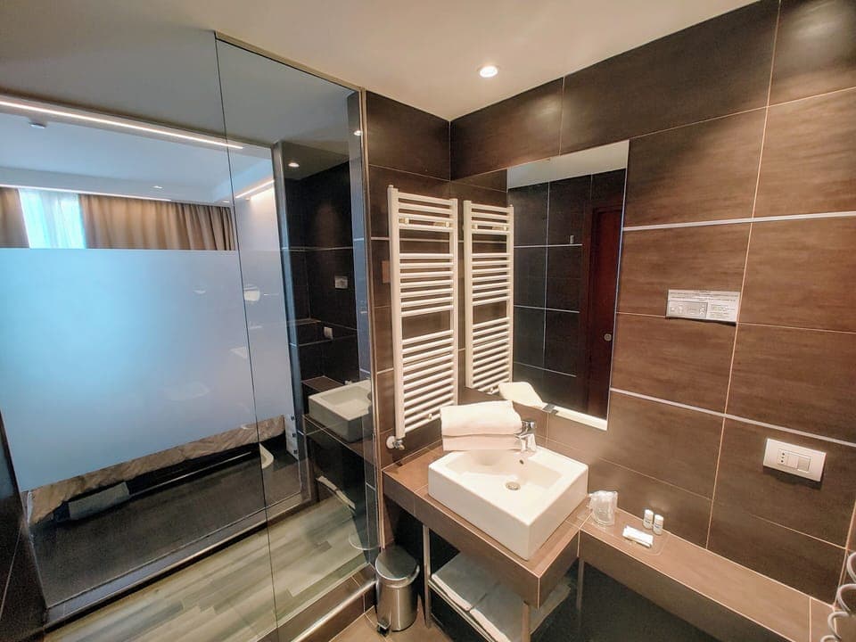 Superior Double Room | Bathroom | Rainfall showerhead, free toiletries, hair dryer, bidet