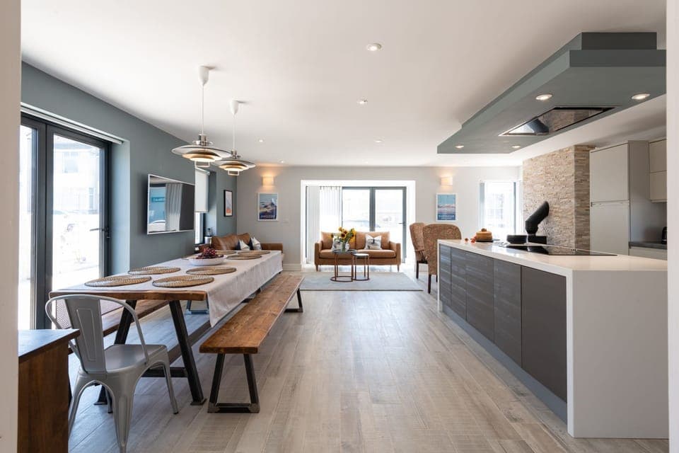 Trem Y Don Kitchen and dining table