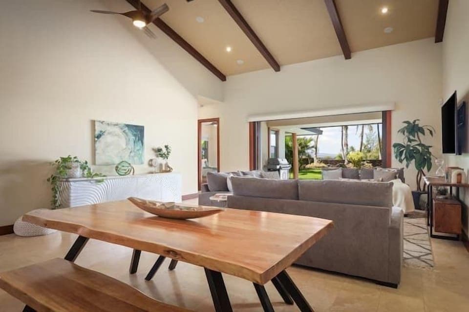 (6)Plenty of indoor/outdoor Dining Space 