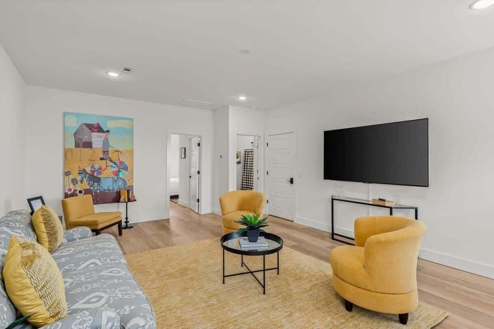 Whether it’s for relaxation or entertaining, this living room setup has everything you need.