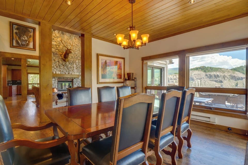 Space to comfortably seat 8 people, allowing everyone to enjoy the mountain view