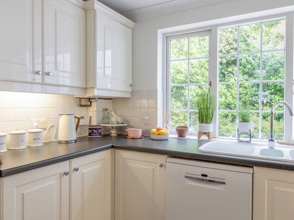 Cottage | Private kitchen | Fridge, dishwasher, electric kettle, toaster