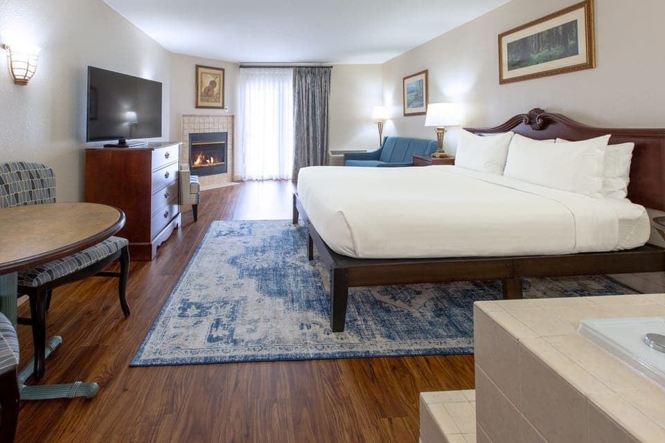 Inn - Premier King | Premium bedding, in-room safe, desk, iron/ironing board