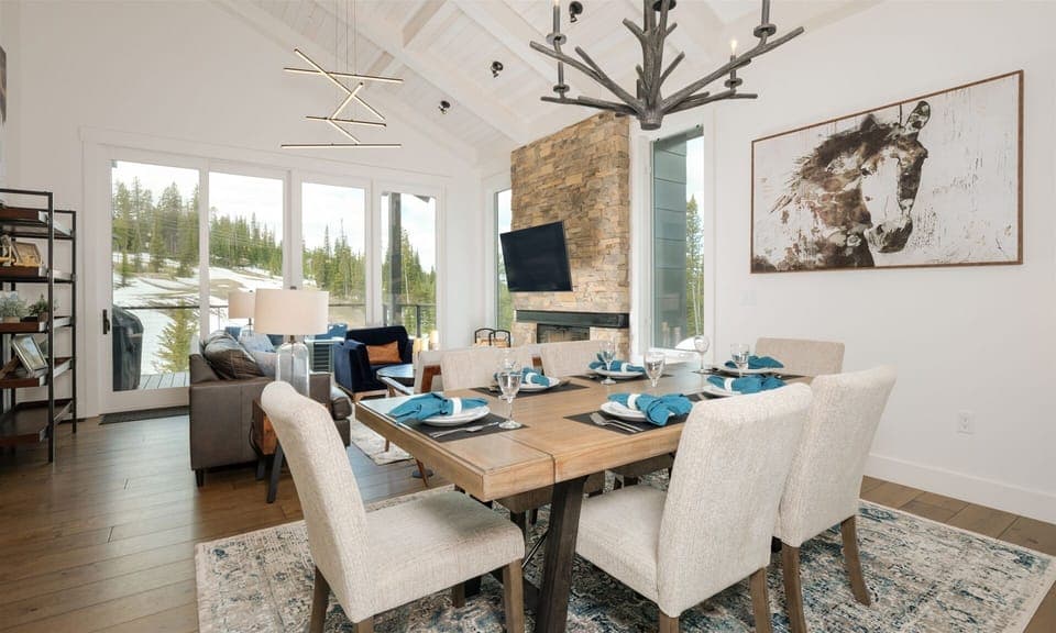 Mountain Modern Decor throughout - Beautiful finishes, extras, views
