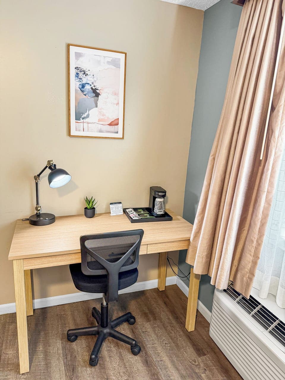 Room, 1 Queen Bed | Premium bedding, pillowtop beds, in-room safe, desk