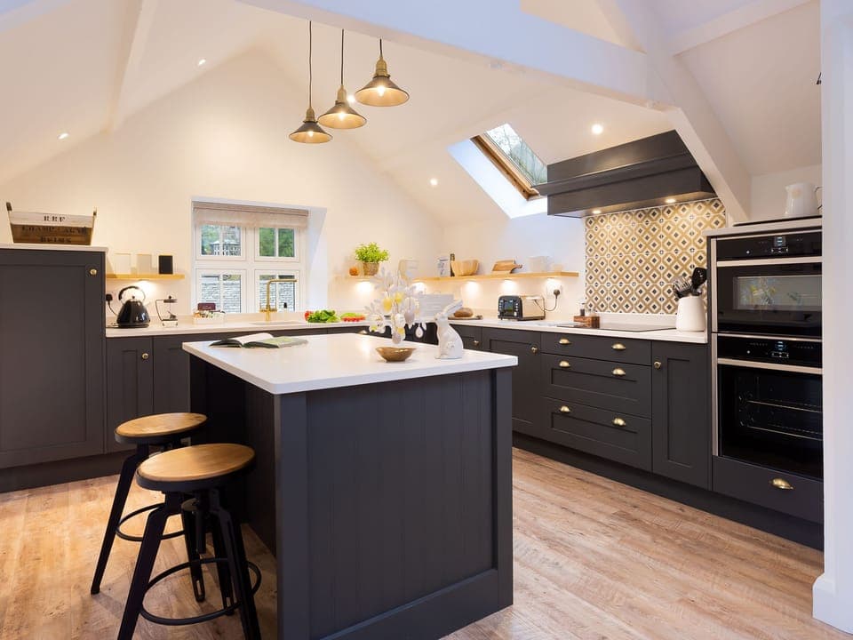 Cottage | Private kitchen | Fridge, dishwasher, cookware/dishes/utensils