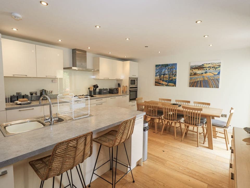 Cottage | Private kitchen | Dishwasher, cookware/dishes/utensils