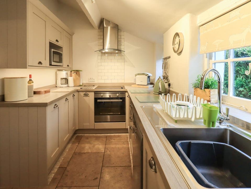Cottage | Private kitchen | Fridge, dishwasher, cookware/dishes/utensils