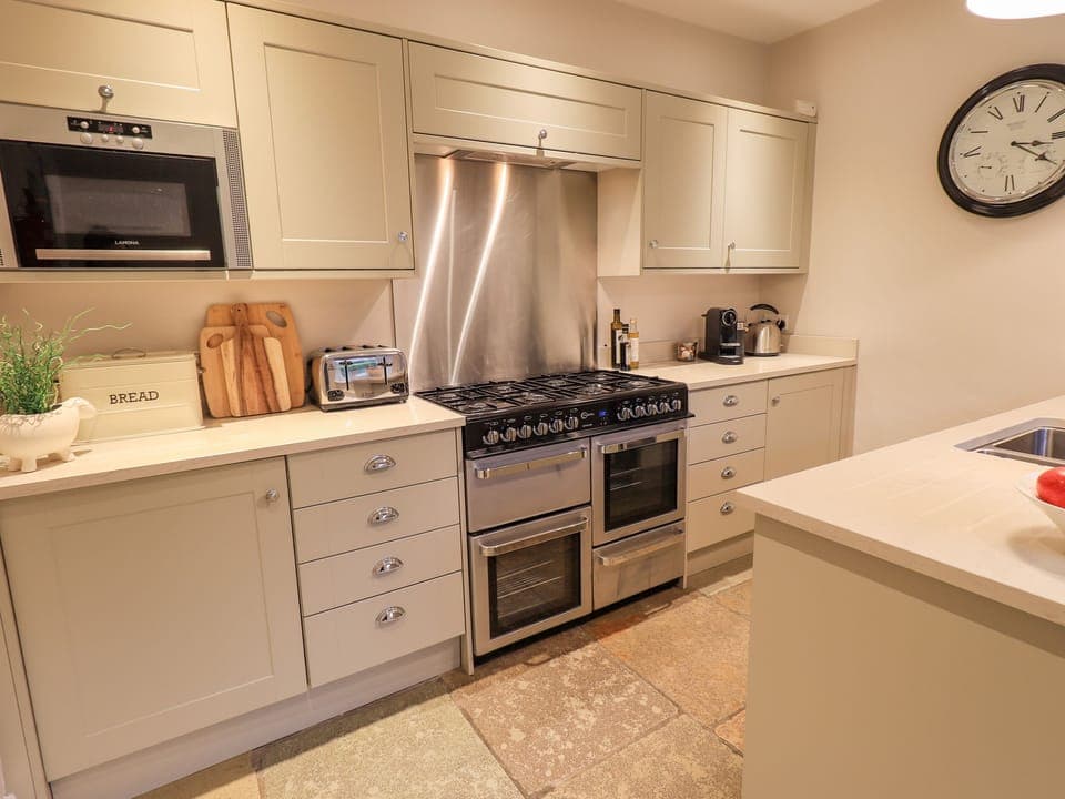 Cottage | Private kitchen | Fridge, dishwasher, cookware/dishes/utensils