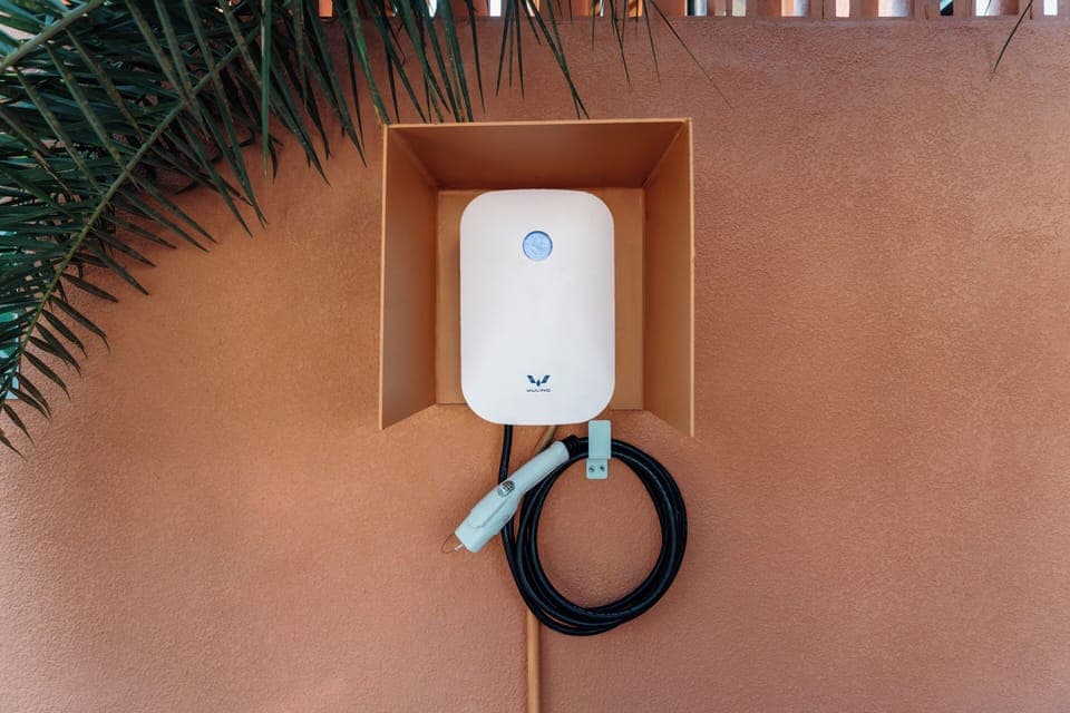 Electric vehicle charging station