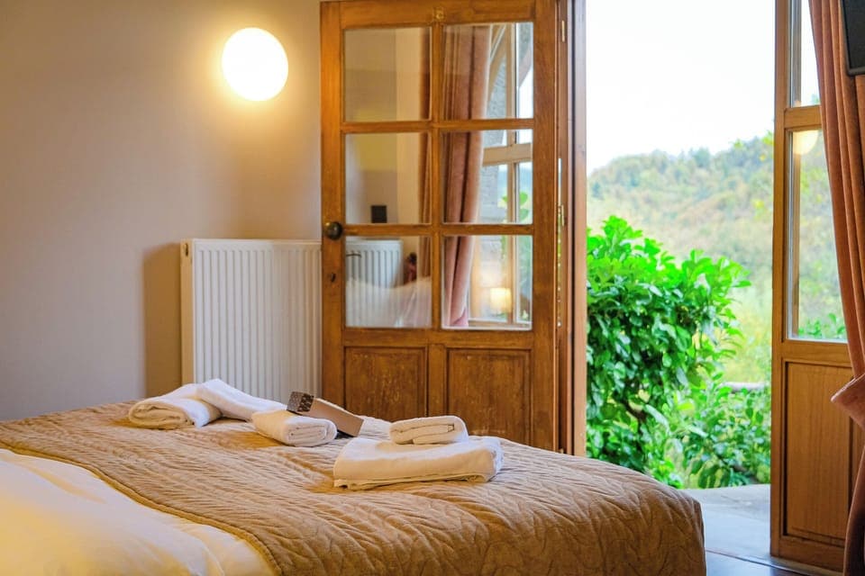 Design Studio Suite, Jetted Tub | Egyptian cotton sheets, premium bedding, down comforters, pillowtop beds