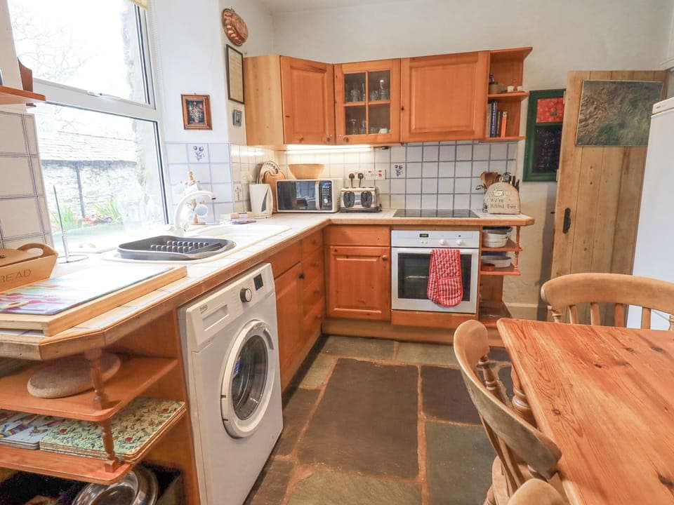 Cottage | Private kitchen | Fridge, cookware/dishes/utensils